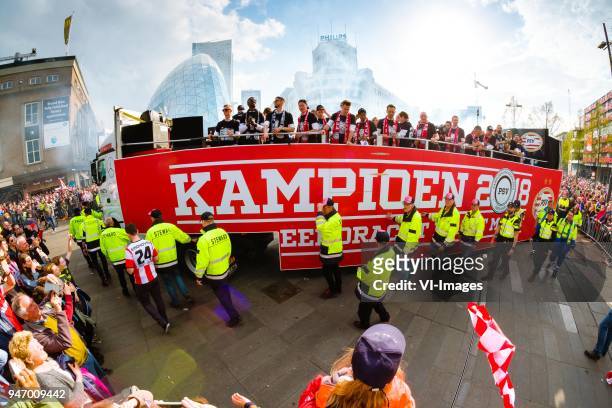 Bram Saeys/HH PSV spelers; voetballers rijden achterop op de platte kar door het centrum van Eindhoven langs de Blob en de Witte Dame met de...