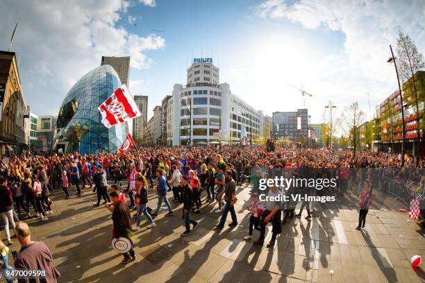 Bram Saeys/HH PSV spelers; voetballers rijden achterop op de platte kar door het centrum van Eindhoven langs de Blob en de Witte Dame met de...