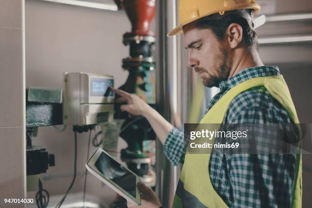 engenheiro estacionário no trabalho - engenheiro de aquecimento - fotografias e filmes do acervo