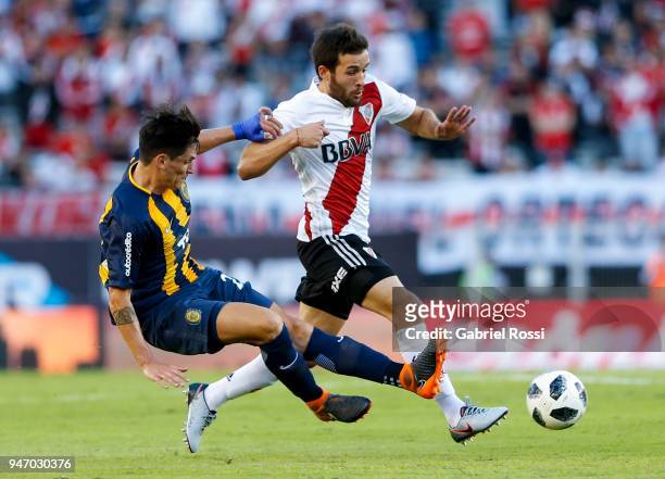 Camilo Mayada of River Plate fights for the ball with Alfonso Parot Rojas of Rosario Central during a match between River Plate and Rosario Central...