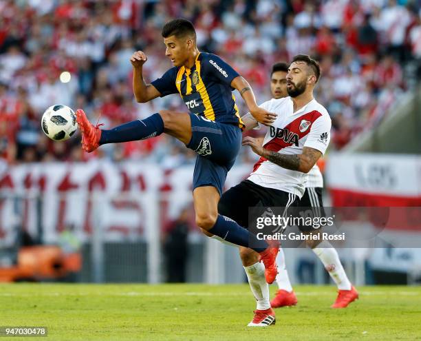 Joaquin Pereyra of Rosario Central fights for the ball with Lucas Pratto of River Plate during a match between River Plate and Rosario Central as...