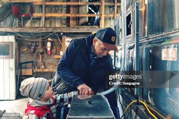 klein familiebedrijf van een ahornsiroop industrie - sugar shack stockfoto's en -beelden