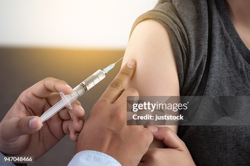 Médecine et soins de santé concept médecin donnant vaccin patient insuline ou vaccination Médecine et soins de santé concept médecin donnant vaccin patient insuline ou vaccination