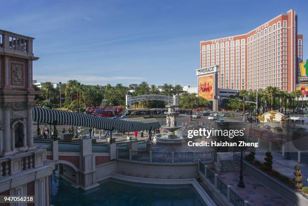 treasure island in las vegas - treasure island hotel and casino stockfoto's en -beelden