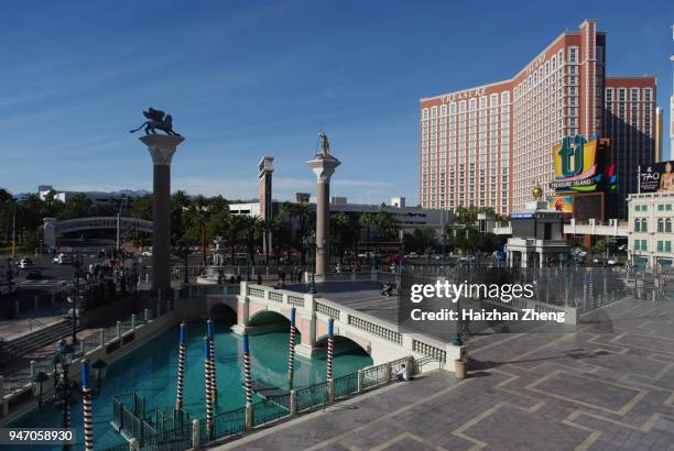 treasure island in las vegas - treasure island hotel and casino stock-fotos und bilder