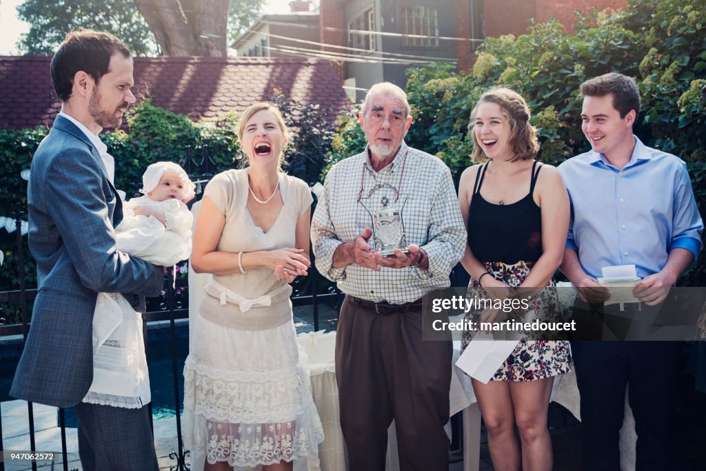 Buiten baby doop met familie en celebrant.