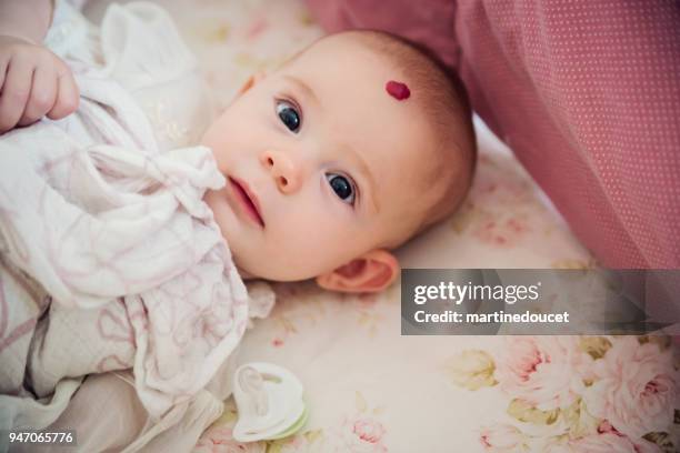 baby flicka med eldsmärke vakna upp. - smultronmärke bildbanksfoton och bilder