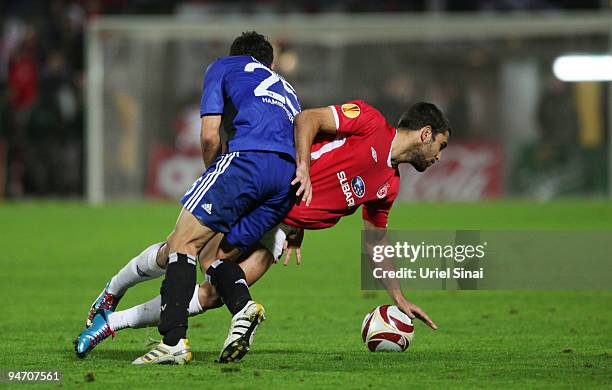 Tomas Rincon of HSV and Eran Zehavi of Hapoel Tel Aviv battle for the ball during their Group C UEFA Europa League match on December 17, 2009 in Tel...