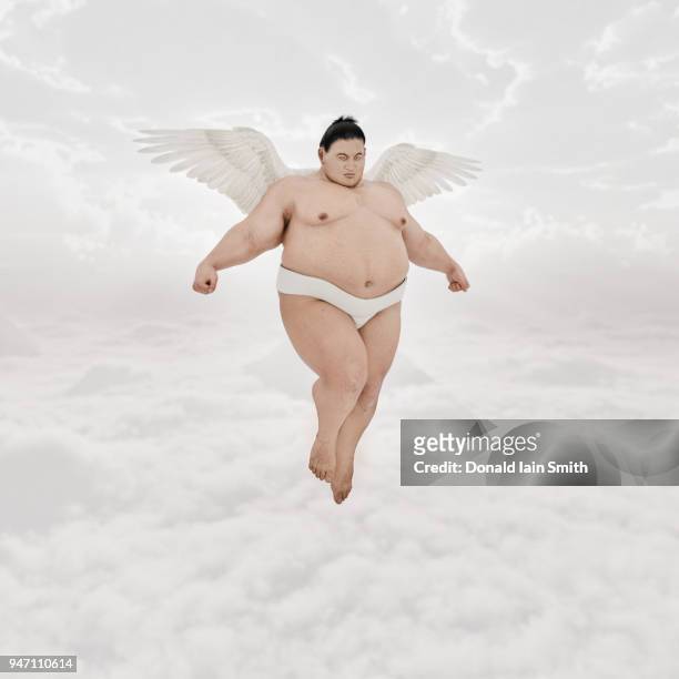 flying sumo hovers with tiny angel wings - sumo stock-fotos und bilder
