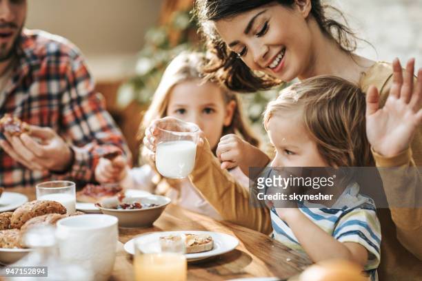 keine mama, ich will joghurt trinken! - breakfast family stock-fotos und bilder