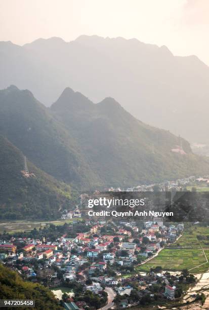 vietnam: mai chau valley landscape at sunset - mai chau stock-fotos und bilder