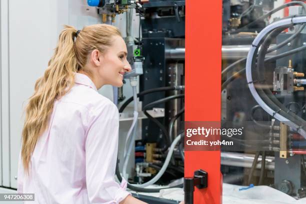 torno industrial examen mujer - mechatronics fotografías e imágenes de stock