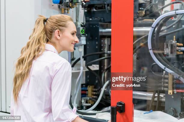 vrouw examencommissie industriële draaibank - mechatronics stockfoto's en -beelden
