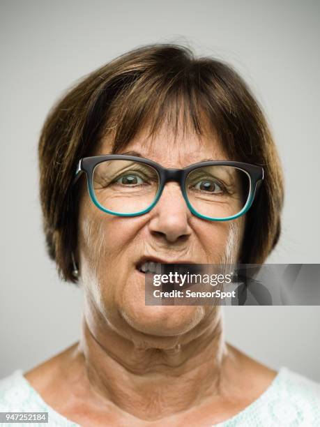 実際怒っている年配の女性の肖像画 - disgust ストックフォトと画像
