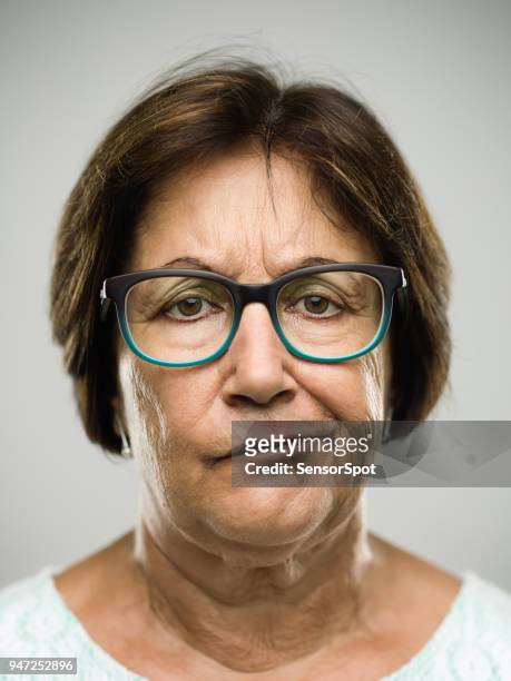 vero ritratto di donna anziana scontenta - rabbia emozione negativa foto e immagini stock