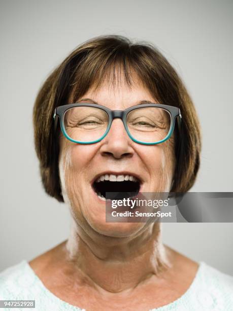 echte geschreeuw senior vrouw portret - crazy old people stockfoto's en -beelden