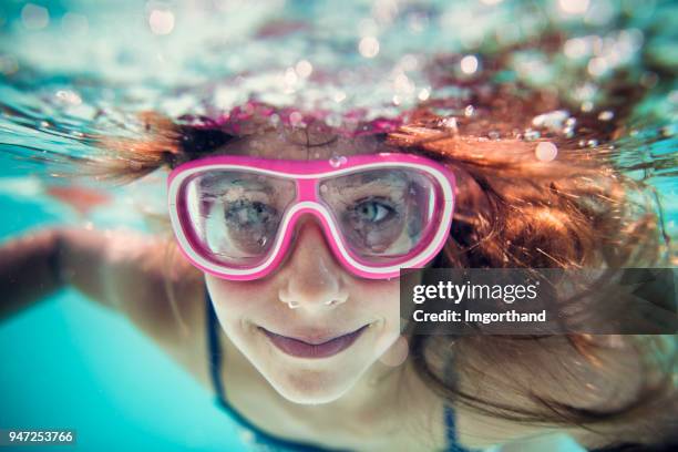 onderwater portret van een meisje - girl diving stockfoto's en -beelden