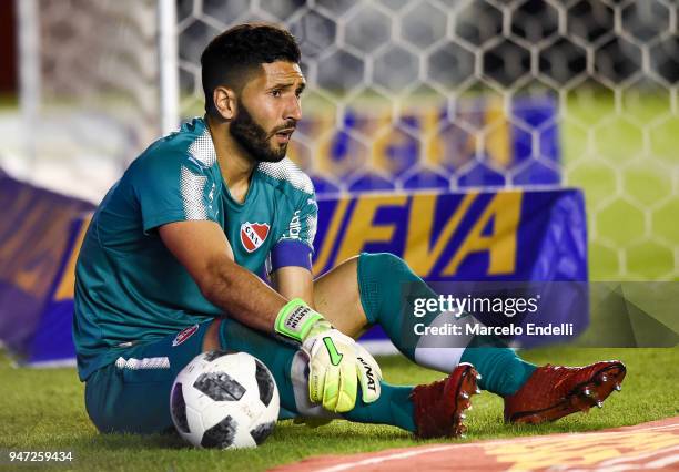 Martín Campana goalkeeper of Independiente looks on during a match between Independiente and Boca Juniors as part of Superliga 2017/18 on April 15,...