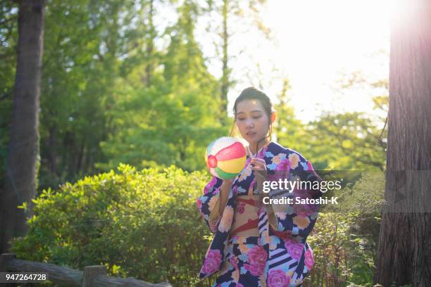 malaysische frau im kimono mit traditionelles japanisches papier ballon spielen - paper balloon stock-fotos und bilder