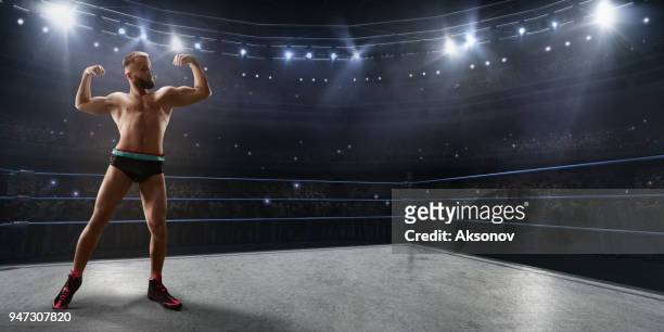 spettacolo di wrestling. lottatore in abiti sportivi luminosi e maschera facciale sul ring - show box foto e immagini stock