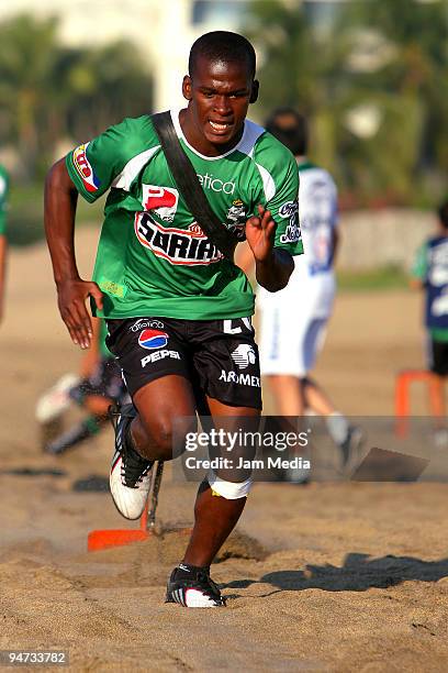 Santos' Darwin Quintero exercises during their pre-season training at Las Hadas Resort on 17 December, 2009 in Manzanillo, Mexico.