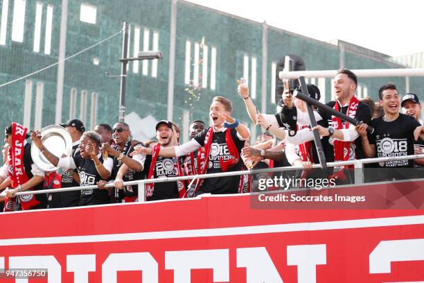 Steven Bergwijn of PSV, Joshua Brenet of PSV, Bart Ramselaar of PSV, Luuk de Jong of PSV, Luuk Koopmans of PSV, Hirving Lozano of PSV leaving the...