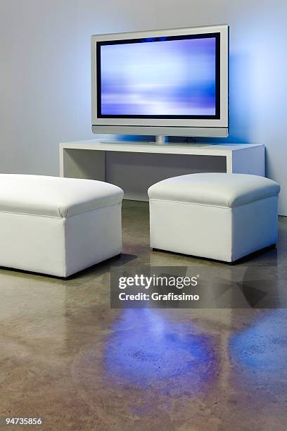 apartamento con un televisor con pantalla de plasma - pantalla plasma fotografías e imágenes de stock