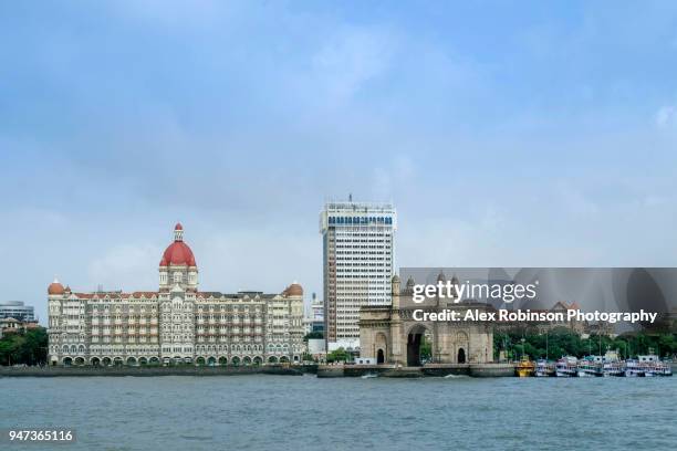 the gateway of india and taj mahal hotel in mumbai - gateway to india bildbanksfoton och bilder