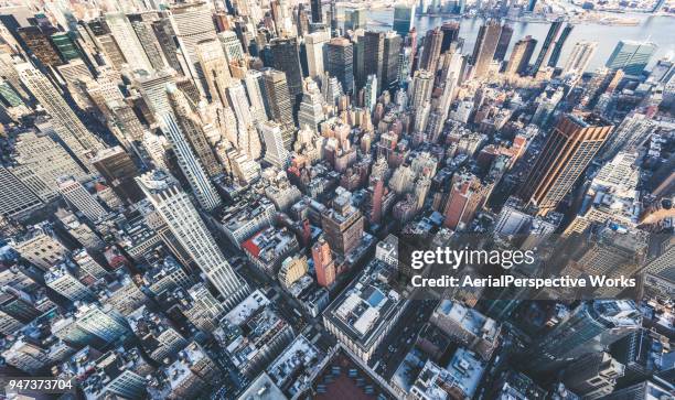 drohne gesichtspunkt der skyline von manhattan - midtown manhattan stock-fotos und bilder