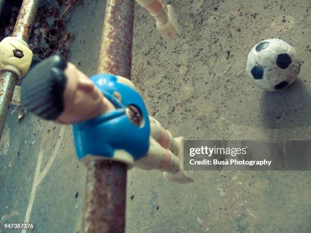 vintage table football, detail of figurine with blue tricot - tricot stock-fotos und bilder