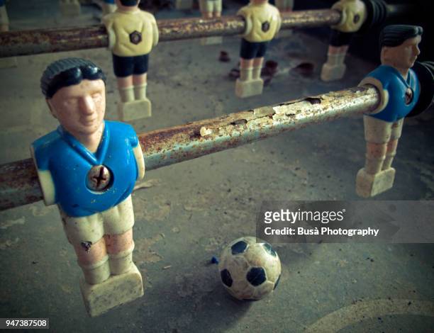 vintage table football, detail of figurine with blue tricot - 得点板 ストックフォトと画像