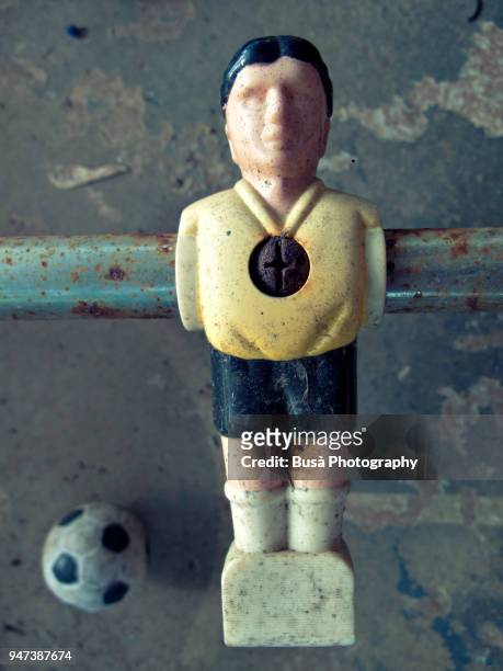 vintage table football, detail of figurine with yellow tricot - tricot stock-fotos und bilder
