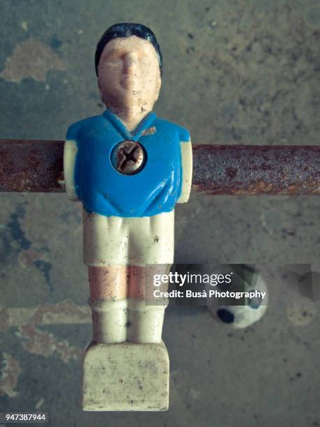 vintage table football, detail of figurine with blue tricot - tricot stock-fotos und bilder