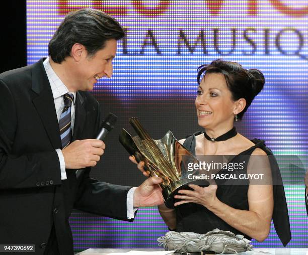 Le présentateur Patrick de Carolis remet un trophé à la soprano Natalie Dessay aprés avoir été élue artiste lyrique de l'année, le 26 janvier 2005 à...