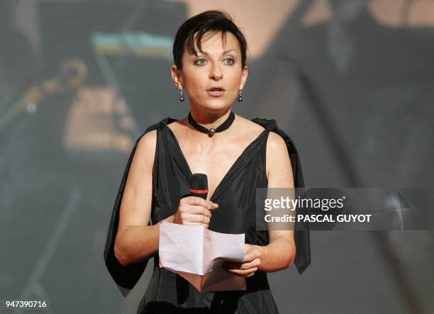 La soprano Natalie Dessay s'adresse au public aprés avoir été élue artiste lyrique de l'année, le 26 janvier 2005 à Cannes, lors des 12e Victoires de...