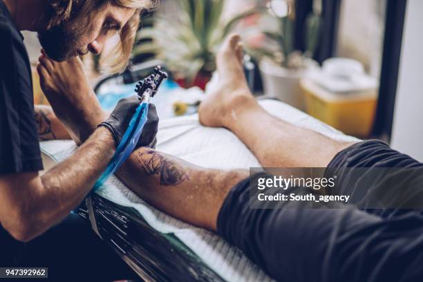 neues bein tattoo - surgical suture stock-fotos und bilder