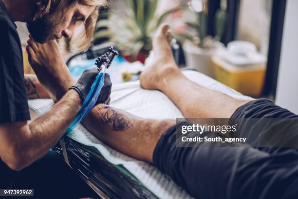 nya ben tatuering - surgical needle bildbanksfoton och bilder