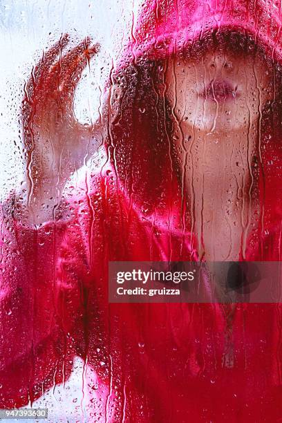 la lluvia afuera - wet sweatshirt fotografías e imágenes de stock