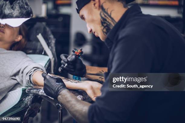 upptagen man tatuerare - surgical needle bildbanksfoton och bilder