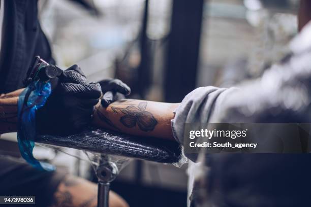 nya tatuering på armen - surgical needle bildbanksfoton och bilder