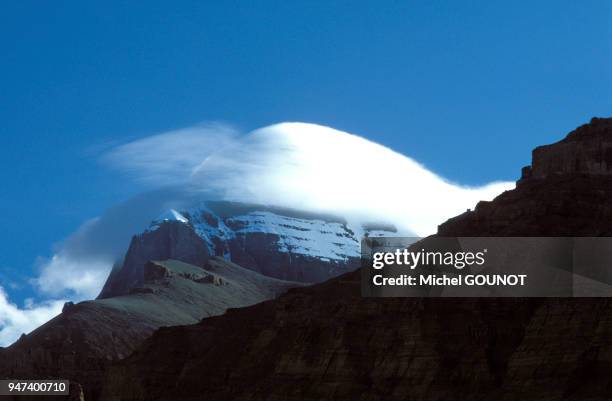 Le mont Kailash, culminant à 6714 m., est le lieu le plus sacré pour 4 religions . Son sommet, couvert de neiges éternelles, est enveloppé d'un nuage...