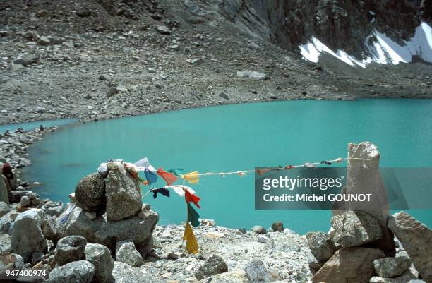 Pèlerinage bouddhiste autour du mont Kailash dans le sud-ouest du Tibet entre 4500 m. Et 5800 m. D'altitude. Le mont Kailash, culminant à 6714 m.,...