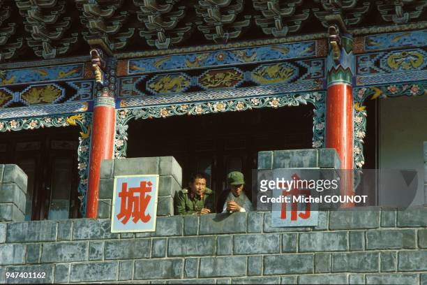 Petite ville située à l'ouest de l'état du Yunnan en Chine du Sud. Soldats chinois en permission et visitant les remparts des portes de Dali. Petite...