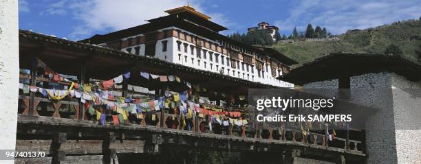 RIMPUNG DZONG ET PONT DE BOIS, PARO, BHOUTAN.