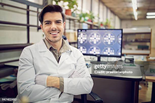 man werkt in printplaat fabriek - nanotechnologie stockfoto's en -beelden