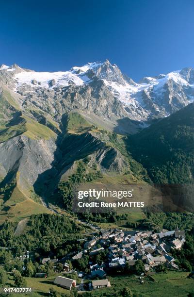 Village de La Grave sous la Meije, célèbre montagne des Alpes, qui culmine à 3 982 mètres. Village de La Grave sous la Meije, célèbre montagne des...