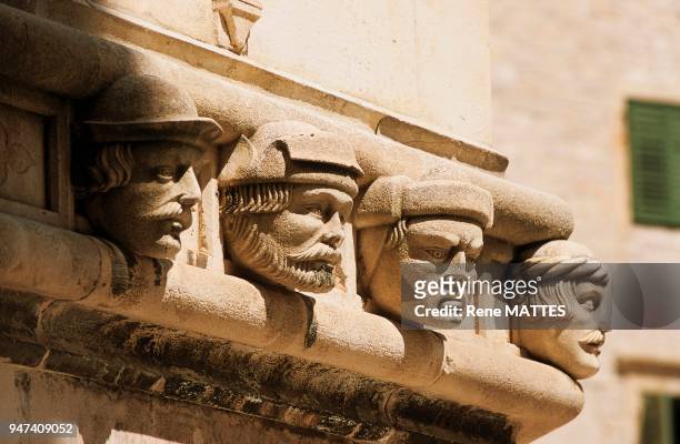 Frise de têtes sculptées par Giorgio Dalmata sur le chevet de la cathédrale. Frise de têtes sculptées par Giorgio Dalmata sur le chevet de la...