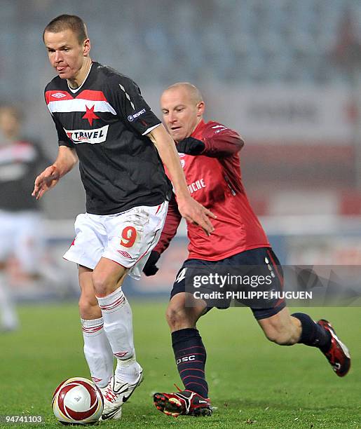 Slavia Prage's midefielder Adam Hiousek vies withLille's french midfield Florent Balmont during the Europa League football match Lille vs Slavia...