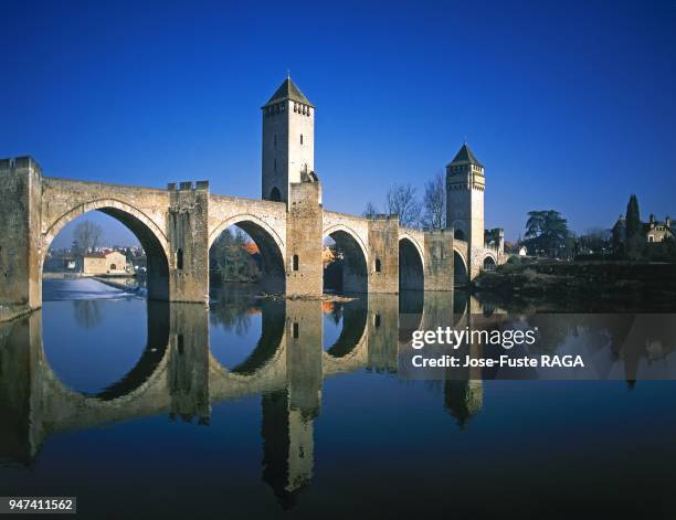 La decision de sa construction a l ouest de Cahors, fut decidee par les consuls de la ville en 1306, et la premiere pierre posee en 1308. L expansion...