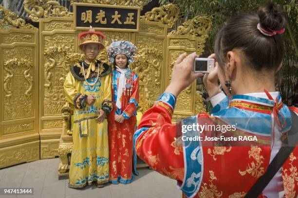 TOURISTS, BEIHAI PARK, BEIJING, CHINA.